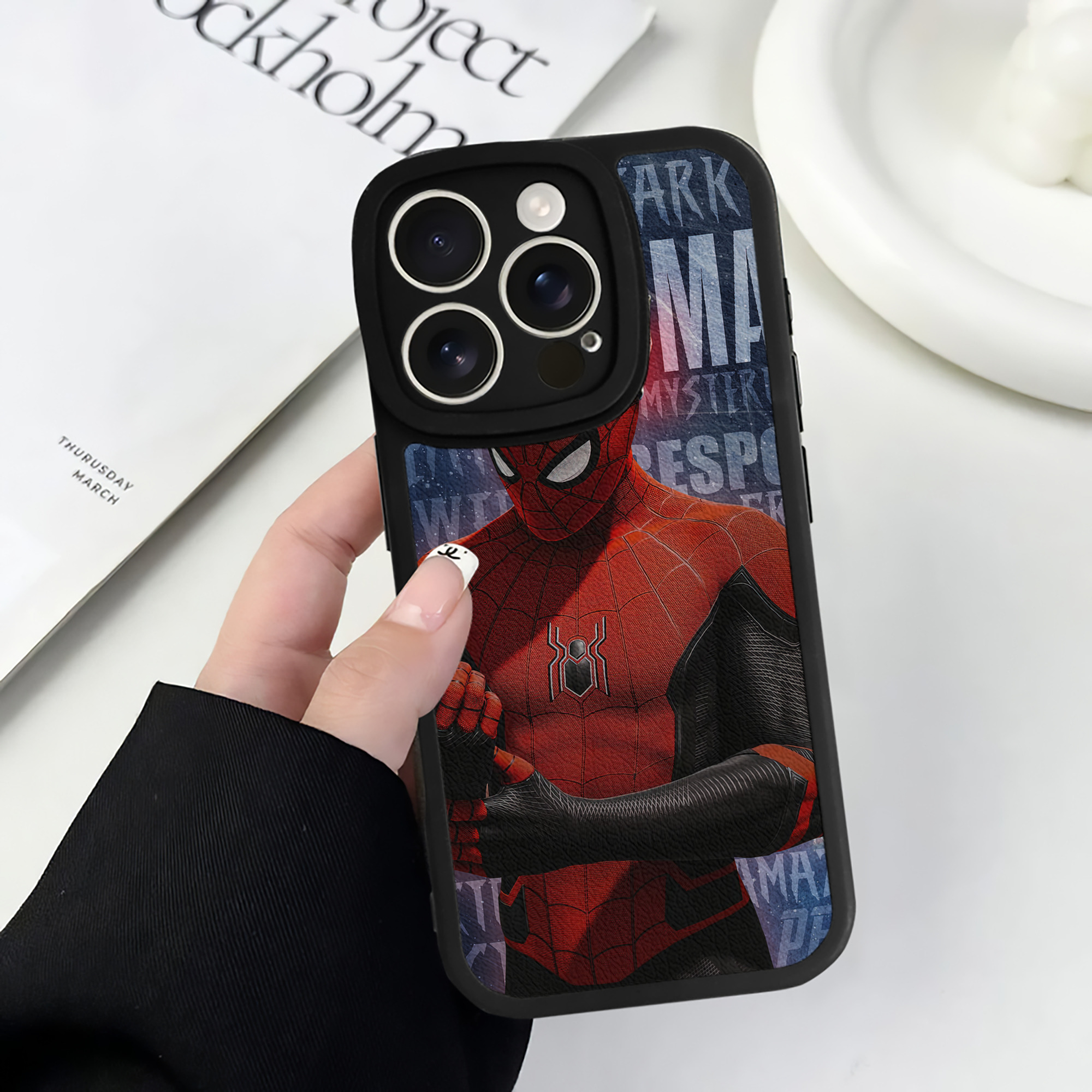 （画像用） Spider Man スパイダーマン 【iPhone 16シリーズ対応】シリコンスマホケース（レザー調） 材質：シリコン